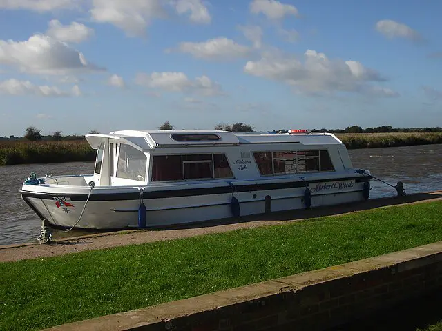 Hiring a day cruiser in horning is an excellend addition to your norfolk broads day boat hire horning