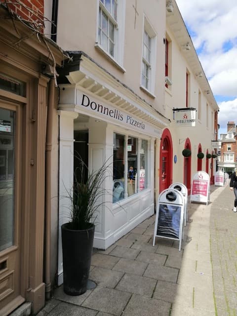 Donnelli's Pizzeria is a pizza restaurant on the Norfolk broads. It's a perfect stopgap for a Norfolk broads luxury boat hire