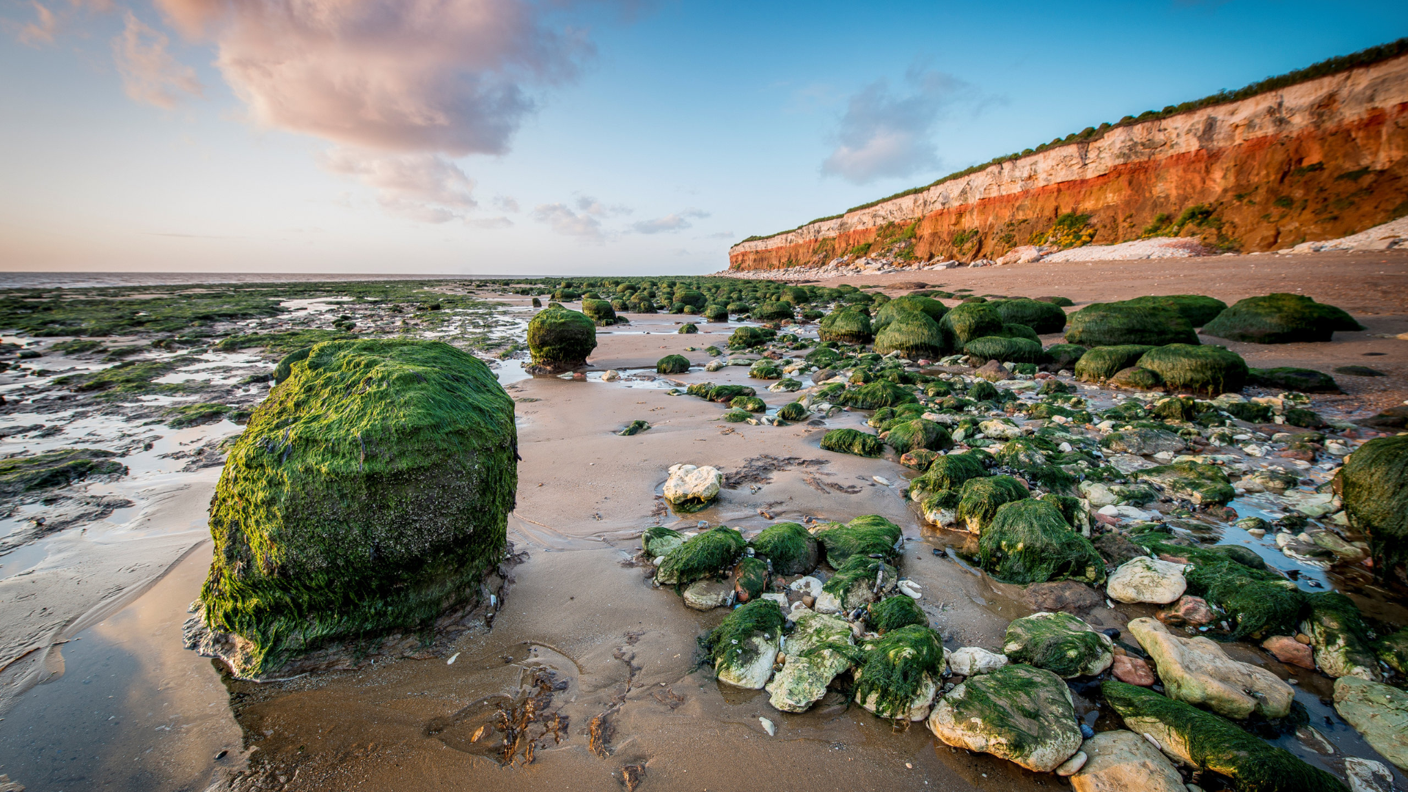 The picturesque landscape of the Norfolk beach makes it an ideal destination for photo lovers. A massive beach with diverse landscapes
